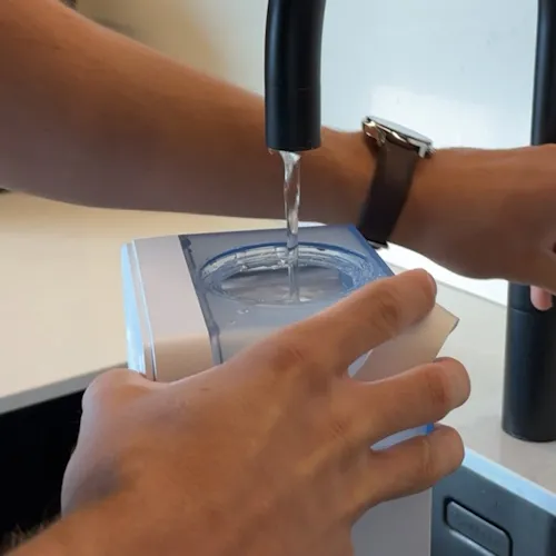 Personne remplissant le réservoir d'eau du TundraFreeze